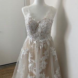 Brand new with tags. Gorgeous wedding dress.